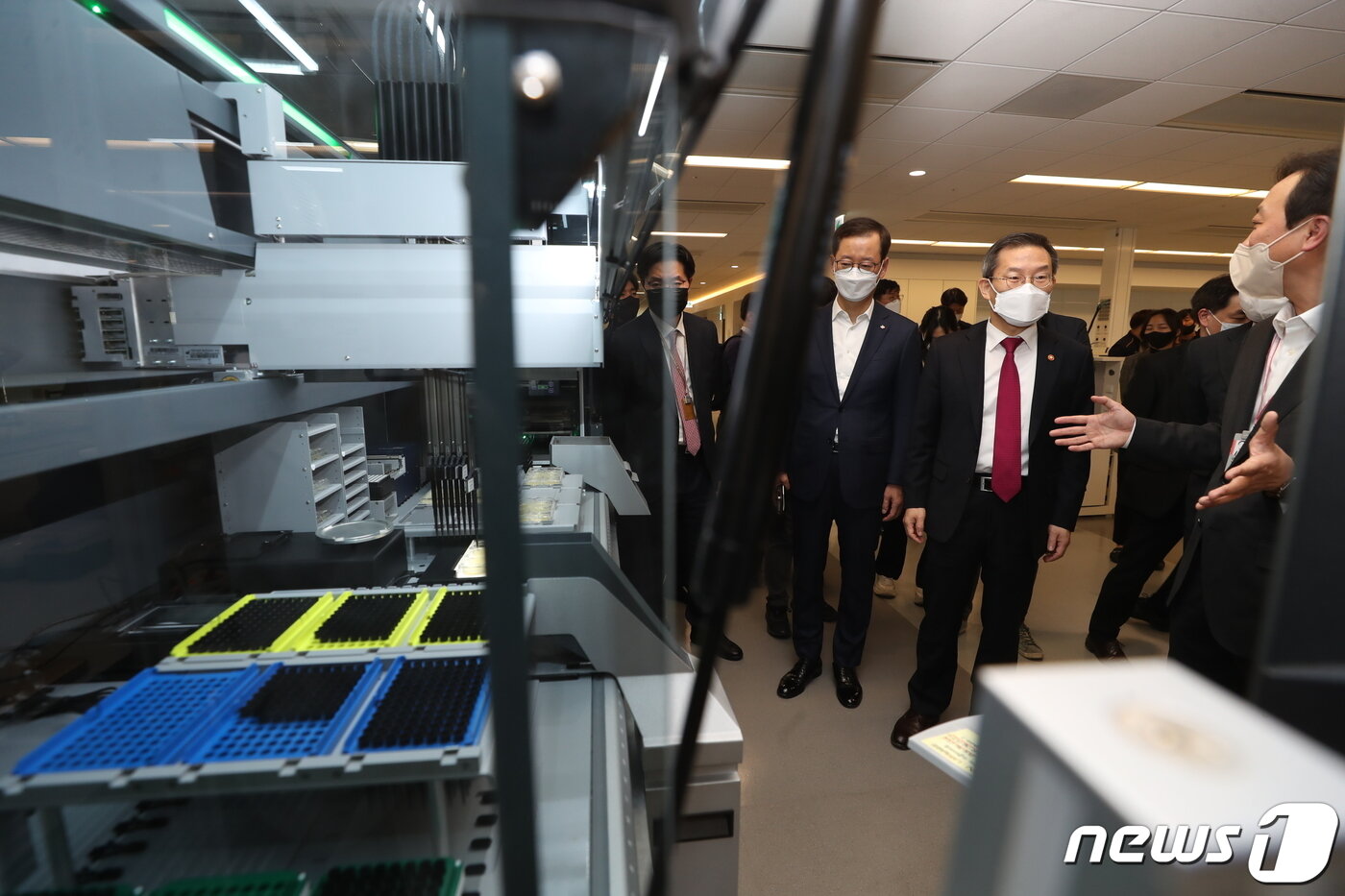 본문 이미지 - 이종호 과학기술정보통신부 장관이 29일 오후 경기도 수원시 영통구 CJ제일제당 CJ블로썸파크를 방문, 바이오파운드리 시설 관련 설명을 듣고 있다. (과학기술정보통신부 제공) 2022.11.29/뉴스1