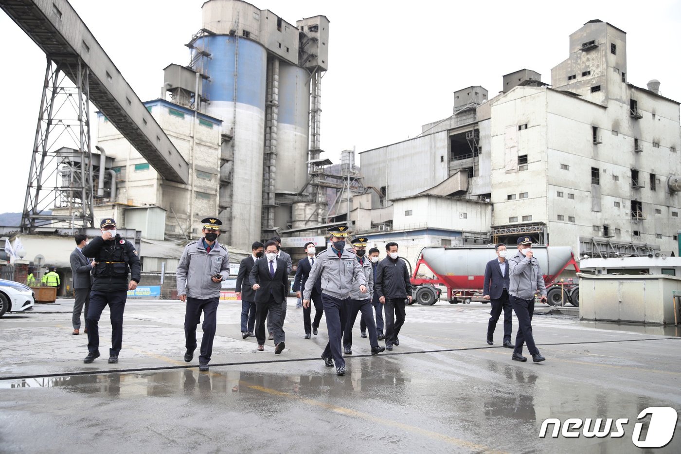 윤희근 경찰청장이 29일 오후 충북 단양에 위치한 시멘트 제조사 주변의 집단운송거부 현장을 방문해 경찰의 조치사항을 점검하고 있다. &#40;경찰청 제공&#41; 2022.11.29/뉴스1