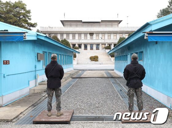 29일 오후 경기도 파주시 판문점에서 우리군 장병들이 북측 판문각을 주시하고 있다. 2022.11.29/뉴스1 © News1 사진공동취재단