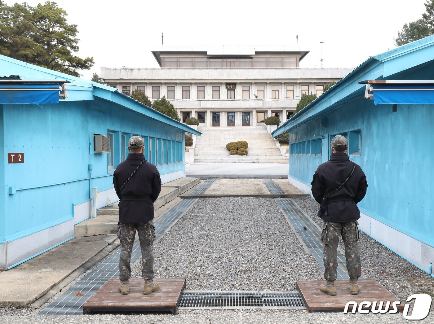 29일 오후 경기도 파주시 판문점에서 우리군 장병들이 북측 판문각을 주시하고 있다. 2022.11.29/뉴스1 ⓒ News1 사진공동취재단