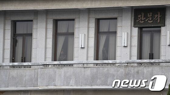 29일 오후 경기도 파주시 판문점 북측 지역 판문각에서 북한 병사들이 판문점을 방문한 권영세 통일부 장관과 취재진을 살펴보고 있다. 2022.11.29/뉴스1 © News1 사진공동취재단