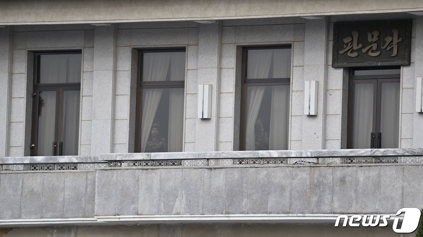 본문 이미지 - 29일 오후 경기도 파주시 판문점 북측 지역 판문각에서 북한 병사들이 판문점을 방문한 권영세 통일부 장관과 취재진을 살펴보고 있다. 2022.11.29/뉴스1 ⓒ News1 사진공동취재단