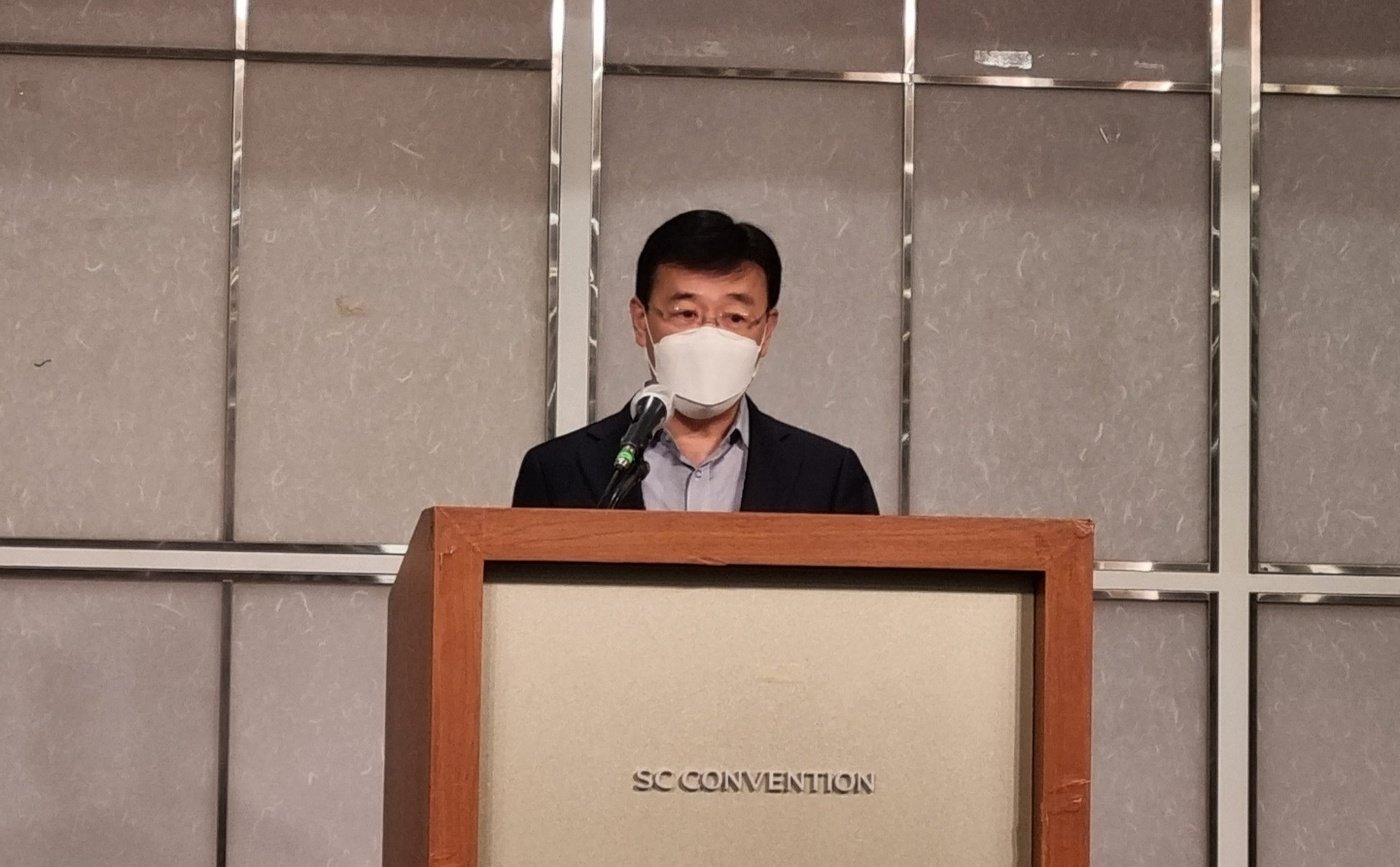 본문 이미지 - 29일 과학기술정보통신부는 서울 SC컨벤션센터에서 디지털 시대 전기통신사업법 개정방안을 논의하기 위한 공개 토론회를 개최했다. 사진은 이날 정창림 과기정통부 통신정책관이 축사를 하는 모습