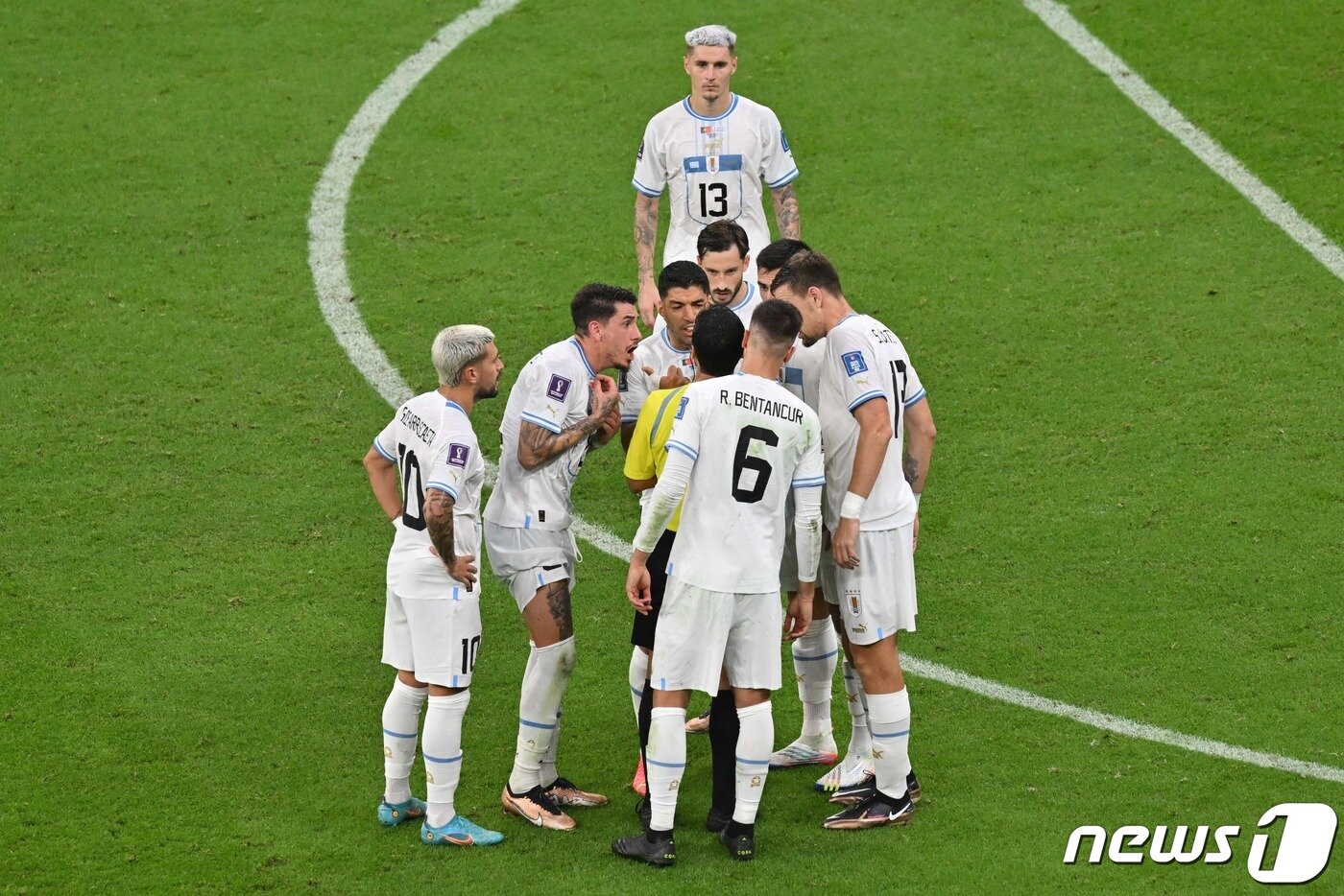 본문 이미지 - 우루과이 선수들이 2022 카타르 월드컵 포르투갈전에서 나온 페널티킥 판정에 대해 항의하고 있다. ⓒ AFP=뉴스1