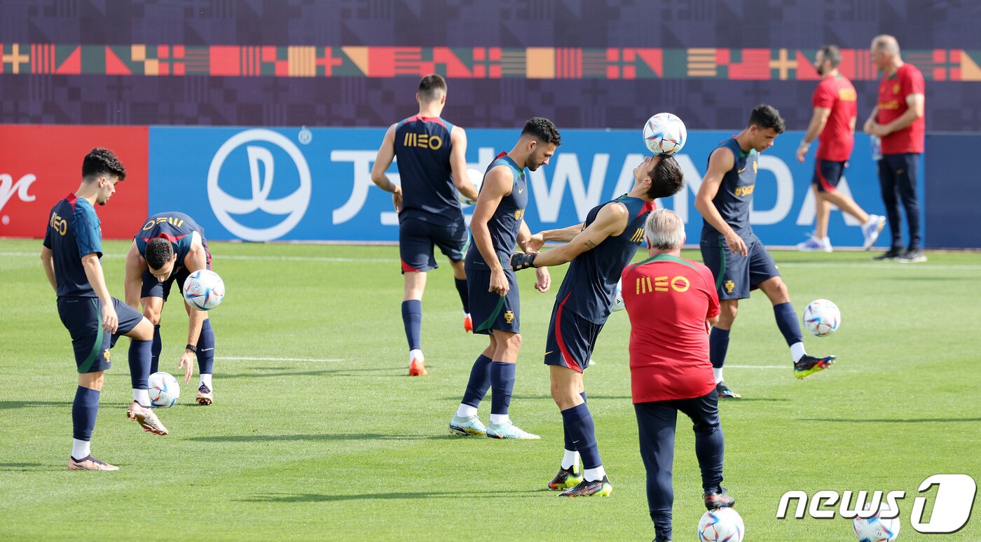 본문 이미지 - 하파엘 레앙을 비롯한 포르투갈 축구대표팀 선수들이 29일 오전(현지시간) 카타르 알샤하니야 스포츠클럽에 마련된 훈련장에서 훈련을 하고 있다. 2022.11.29/뉴스1 ⓒ News1 이동해 기자