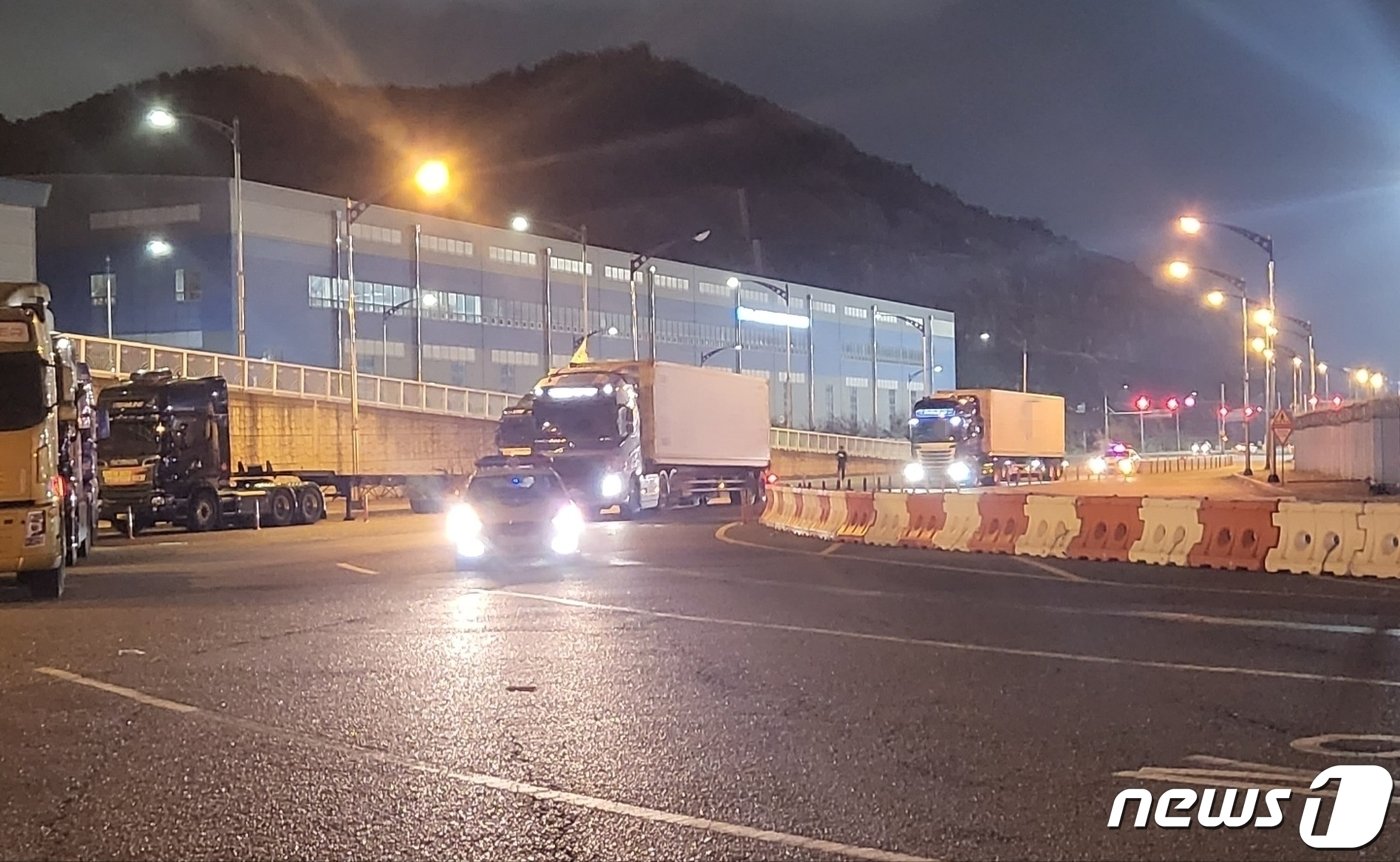 경남경찰청 순찰차가 전날 오후 진해구 한진해운 게이트 출구에서 진해IC 입구 앞까지 비노조원 화물차를 보호하고 있다.&#40;경남경찰청 제공&#41;