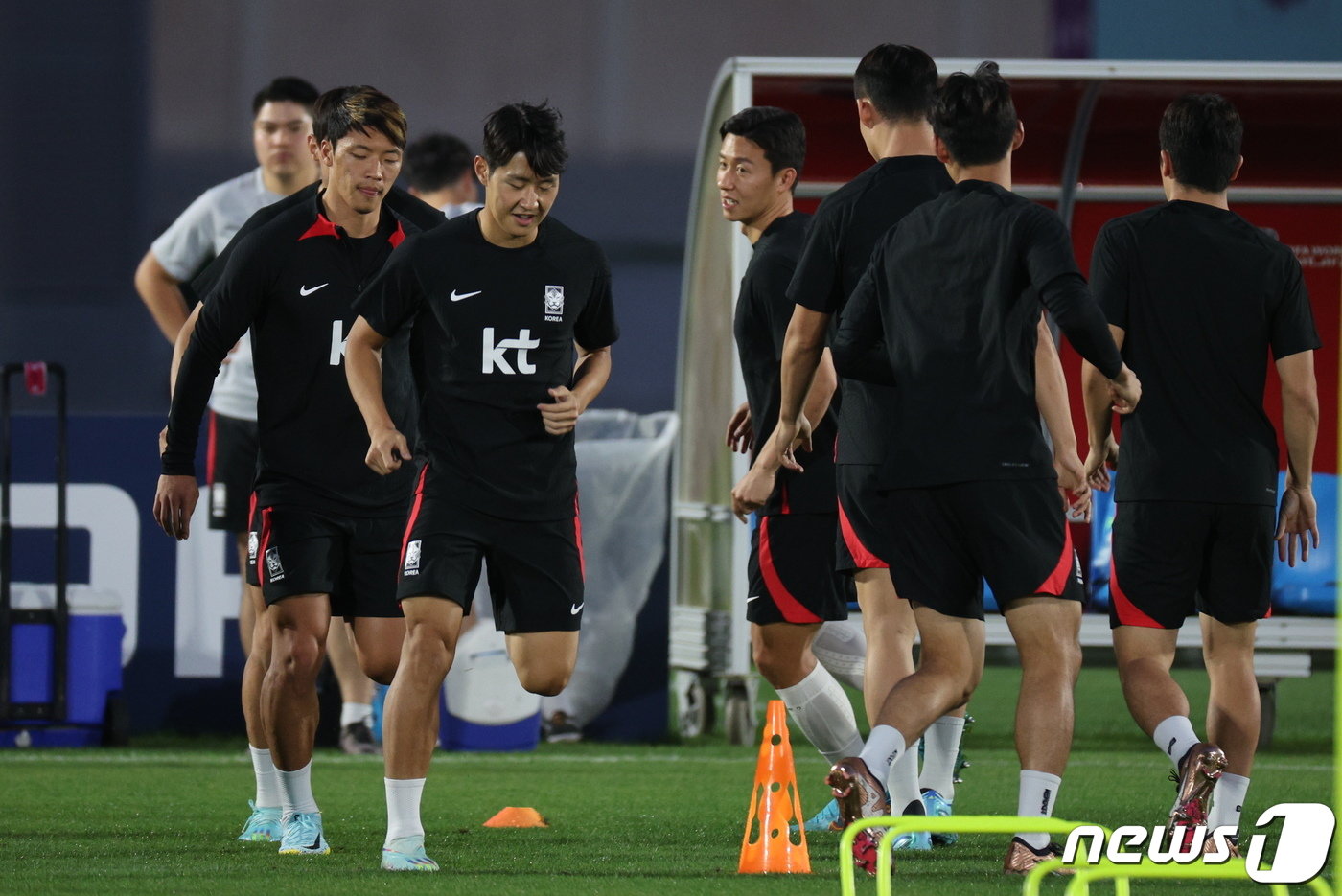 파울루 벤투 감독이 이끄는 이강인, 황의찬 등 대한민국 축구대표팀 선수들이 29일 오후&#40;현지시간&#41; 카타르 도하 알에글라 트레이닝센터에서 훈련을 하고 있다. 2022.11.29/뉴스1 ⓒ News1 이광호 기자