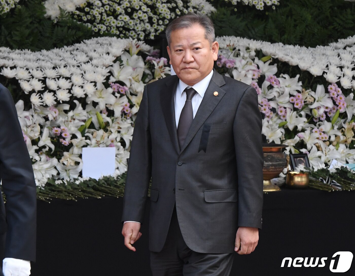 본문 이미지 - 이상민 행정안전부 장관이 3일 오전 서울광장에 마련된 이태원 사고 사망자 합동분향소를 찾아 조문하고 있다. 2022.11.3/뉴스1 ⓒ News1 송원영 기자