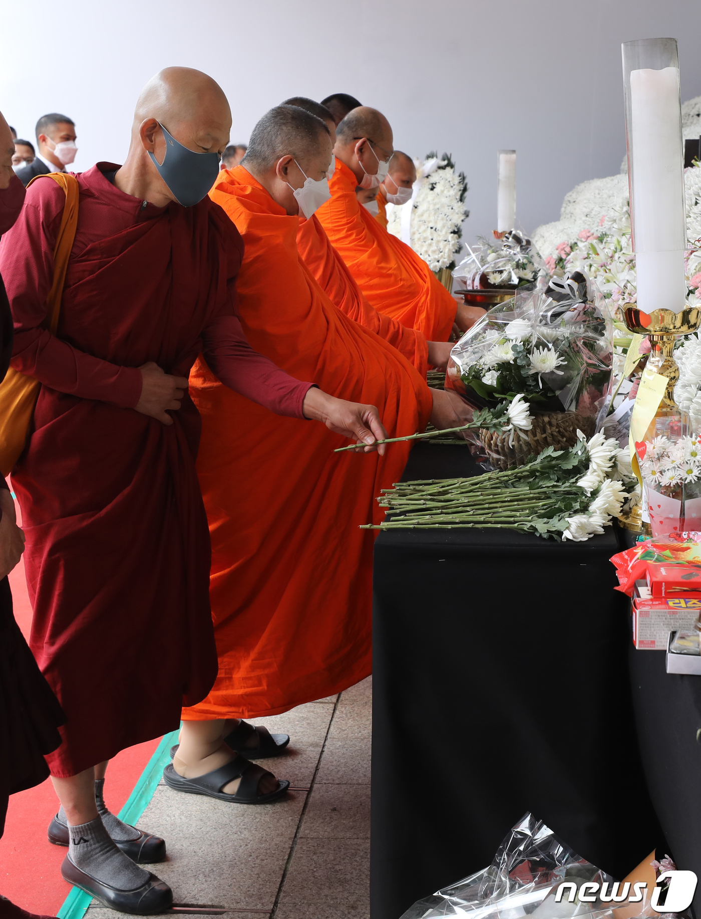 (서울=뉴스1) 송원영 기자 = 3일 오전 서울광장에 마련된 이태원 사고 사망자 합동분향소에서 태국 승려들이 조문을 하고 있다. 2022.11.3/뉴스1