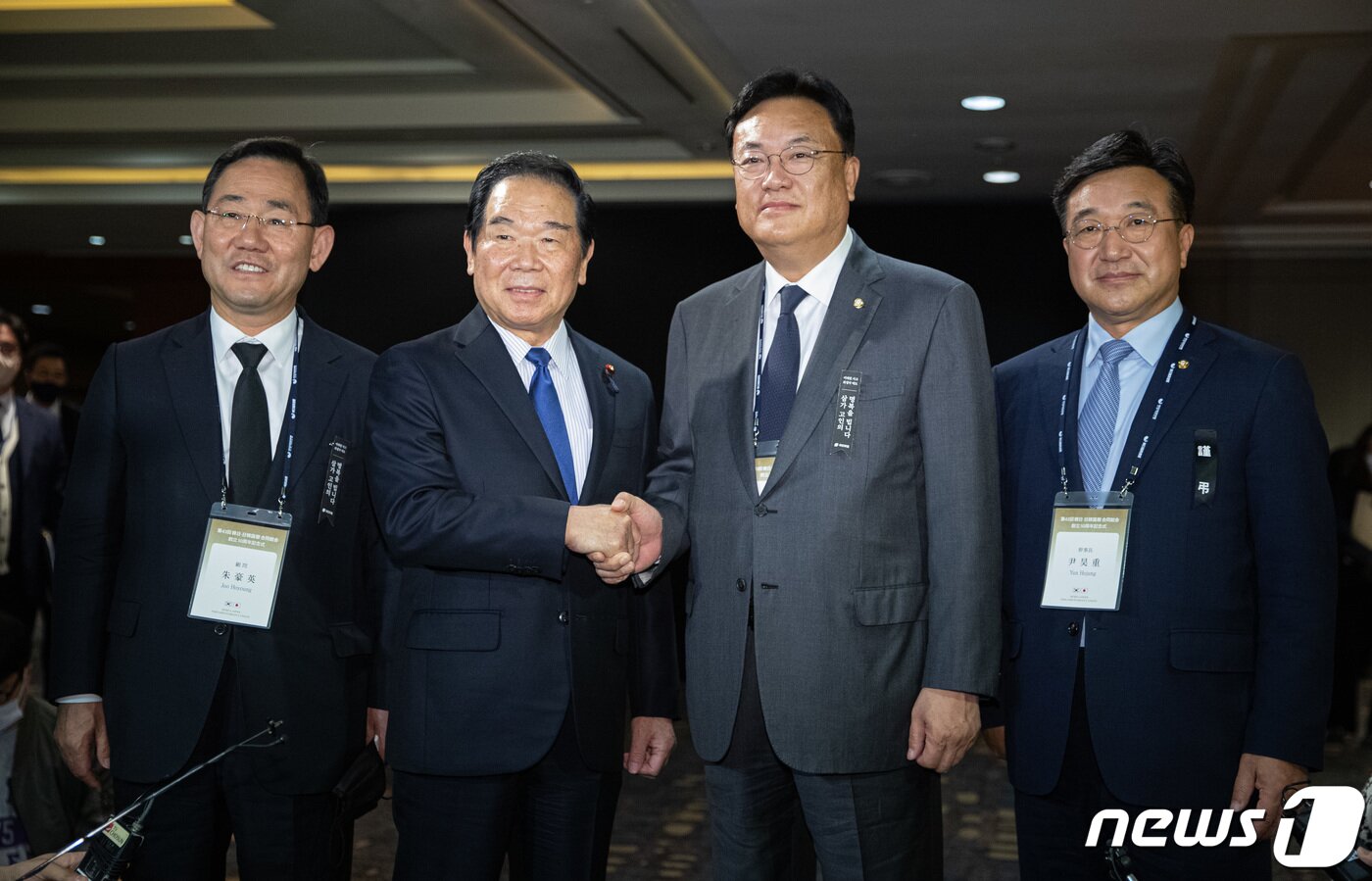 본문 이미지 - 정진석 국민의힘 비상대책위원장과 누카가 후쿠시로 일한의원연맹 회장이 3일 오전 서울 중구 롯데호텔에서 열린 한·일 의원연맹 합동총회 개회식에서 만나 악수하고 있다. 2022.11.3/뉴스1 ⓒ News1 이재명 기자