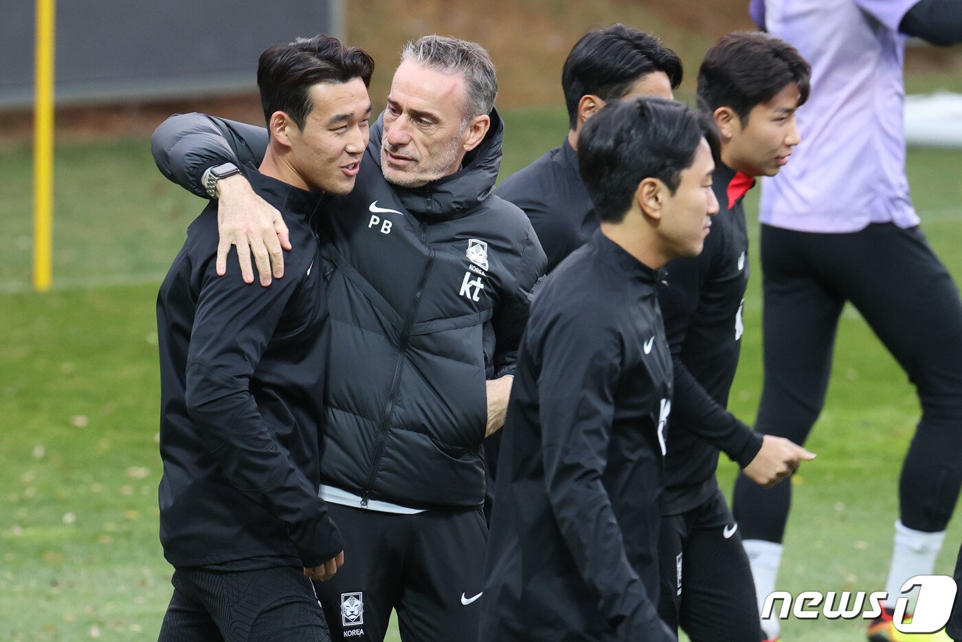 본문 이미지 - 파울루 벤투 축구국가대표팀 감독이 3일 오후 경기 파주 축구대표팀 트레이닝센터(NFC)에서 열린 훈련에서 송민규와 어꺠동무를 하며 대화하고 있다. 카타르 월드컵을 앞둔 축구국대표팀은 오는 11일 화성종합운동장에서 아이슬란드와 마지막 평가전을 치른다. 2022.11.3/뉴스1 ⓒ News1 이광호 기자