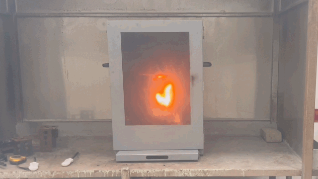 본문 이미지 - 헵탄에 불을 붙인지 47초만에 상단에 부착된 자동소화 패드가 불을 껐다.  ⓒ News1 이민주 기자