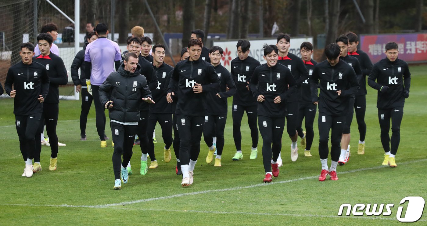 본문 이미지 - 대한민국 축구대표팀 선수들이 3일 오후 경기 파주 국가대표 트레이닝센터&#40;NFC&#41;에서 훈련을 하고 있다. 파울루 벤투 감독이 이끄는 대표팀은 11일 아이슬란드와 평가전을 치른다. 2022.11.3/뉴스1 ⓒ News1 김민지 기자