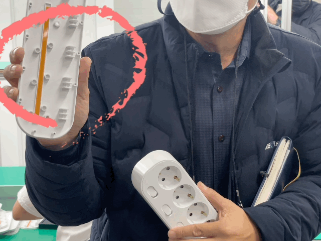 본문 이미지 - 자동소화 멀티탭 내부를 보여주는 모습. 붉은 원 안에 주황색 부분이 미세캡슐 소화기. ⓒ News1 이민주 기자