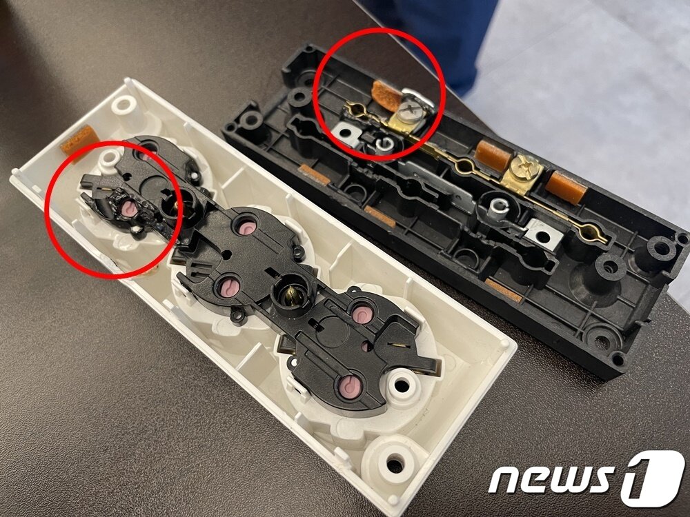 본문 이미지 - 마트에 화재를 막은 자동소화 멀티탭. 왼쪽 붉은 원 안은 불길에 녹은 부분, 오른쪽은 소화에 사용된 미세캡슐 소화기. ⓒ News1 이민주 기자
