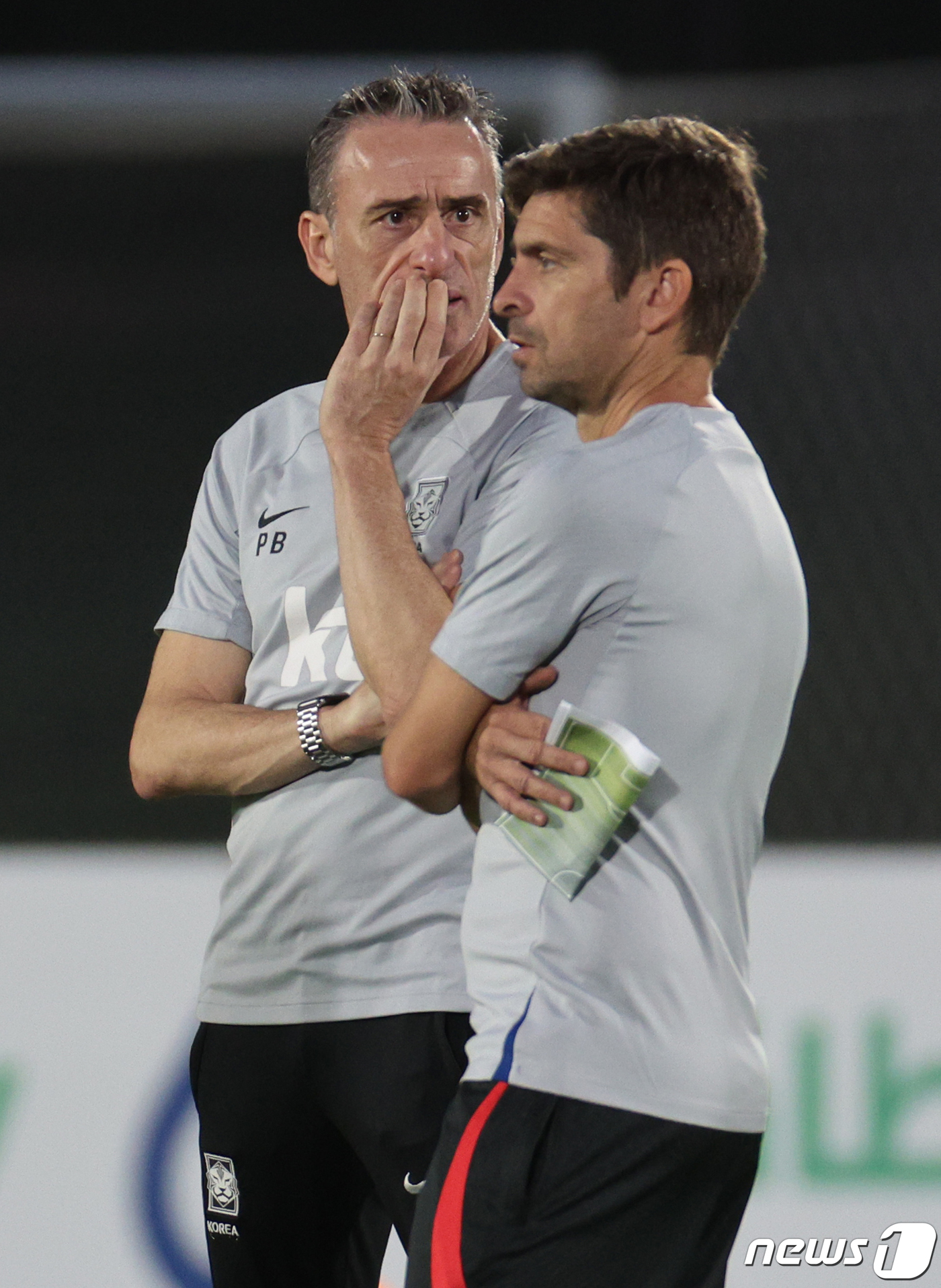 (도하(카타르)=뉴스1) 이광호 기자 = 파울루 벤투 대한민국 축구대표팀 감독이 29일 오후(현지시간) 카타르 도하 알에글라 트레이닝센터에서 가진 훈련에서 세르지우 코스타 수석코치 …