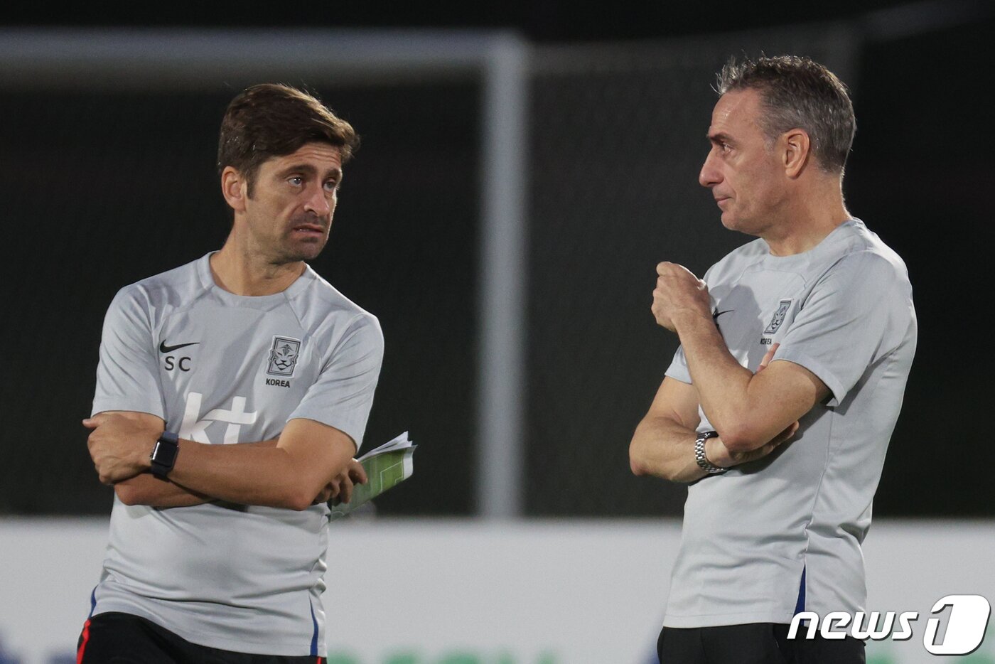 본문 이미지 - 축구대표팀 코치 시절 코스타(왼쪽) 2022.11.29/뉴스1 ⓒ News1 이광호 기자