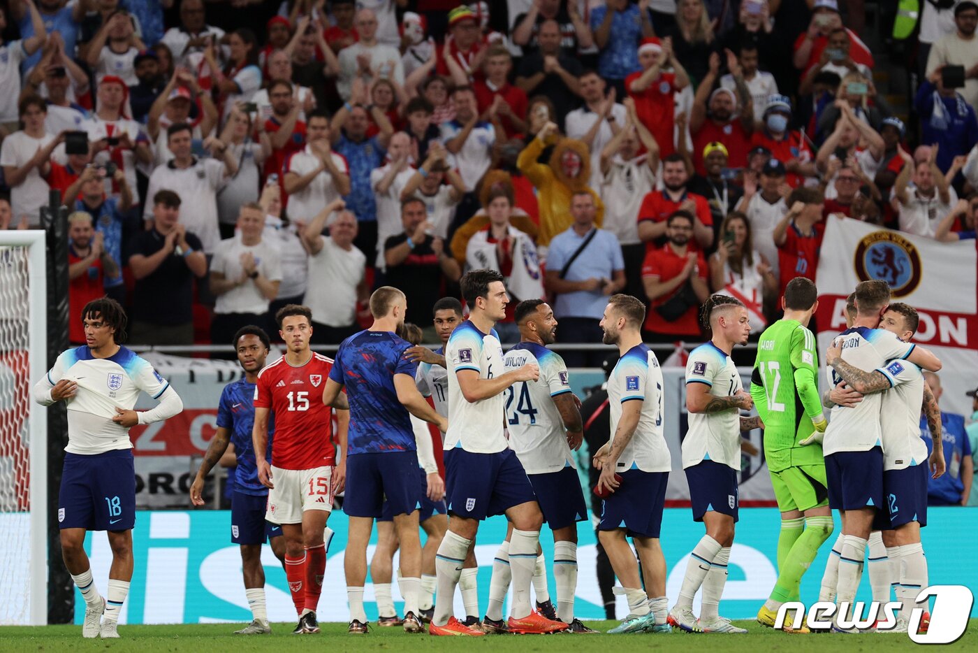 본문 이미지 - 29일 오후(현지시간) 카타르 알라이얀 아흐메드 빈 알리 스타디움에서 열린 2022 카타르 월드컵 조별리그 B조 3차전 잉글랜드와 웨일스의 경기에서 3대 0으로 승리한 잉글랜드 선수들이 기쁨을 나누고 있다. 2022.11.30/뉴스1 ⓒ News1 이광호 기자