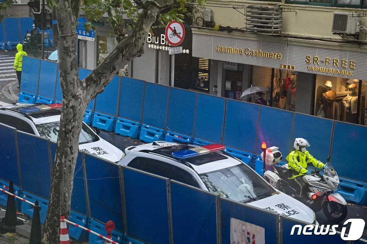 본문 이미지 - 지난해 11월29일(현지시간) 중국 상하이에서 코로나19 반대 시위가 발생하자 공안이 도로를 폐쇄 및 통제하고 있다. ⓒ AFP=뉴스1 ⓒ News1 정윤영 기자