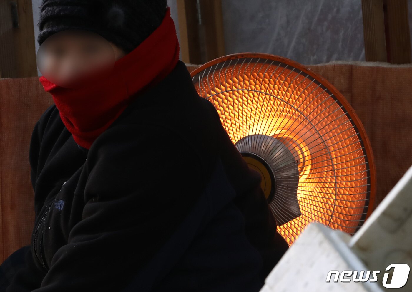 본문 이미지 - 전국 대부분 지역 기온이 영하권으로 떨어진 30일 오전 서울 중구 중림시장에서 상인들이 난로에 의지해 아침 시장을 준비하고 있다. 2022.11.30/뉴스1 ⓒ News1 김민지 기자