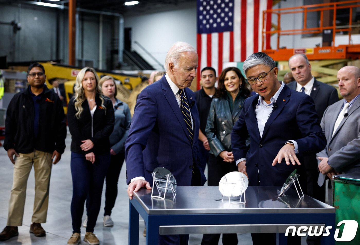 본문 이미지 - 조 바이든 미국 대통령이 2022년 11월 29일&#40;현지시간&#41; 미국 미시간주 베이시티의 SK실트론 CSS 시설을 둘러보며 지안웨이 동 SK실트론 CSS 대표와 이야기를 나누고 있다. ⓒ 로이터=뉴스1 ⓒ News1 김현 특파원