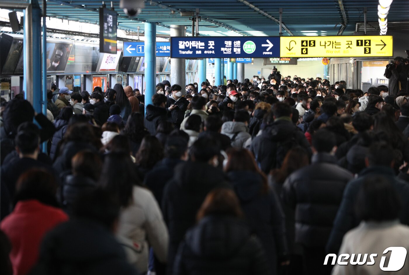 본문 이미지 - 서울교통공사(1~8호선) 노조 파업 첫날인 30일 오전 서울 구로구 신도림역에서 시민들이 출근하고 있다. 서울교통공사 노조는 회사의 인력감축안에 반대해 이날부터 총파업에 돌입했다. 서울 지하철 노동자들의 총파업은 '성과연봉제 반대'를 내세웠던 2016년 이후 6년 만이다. 2022.11.30/뉴스1 ⓒ News1 신웅수 기자
