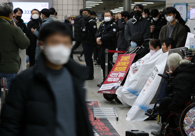 전장연 지하철 탑승 시위로 1호선 용산역 상행선 무정차 통과