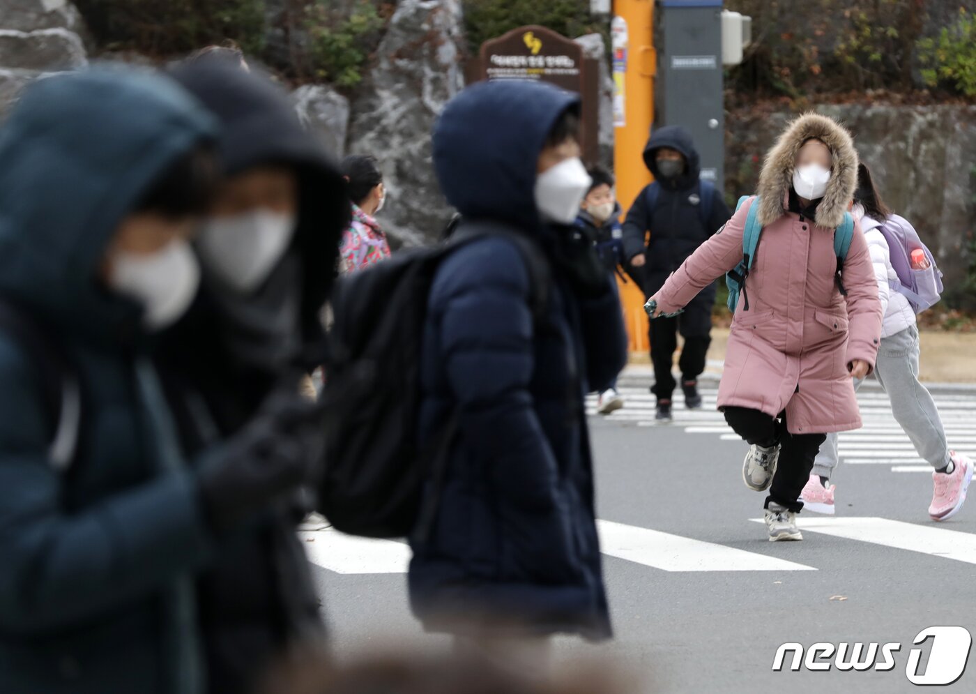 본문 이미지 - 울산지역에 한파경보가 발효 중인 30일 오전 울산 울주군 구영초등학교 인근에서 두꺼운 복장을 한 학생들이 등교하고 있다. 2022.11.30/뉴스1 ⓒ News1 윤일지 기자