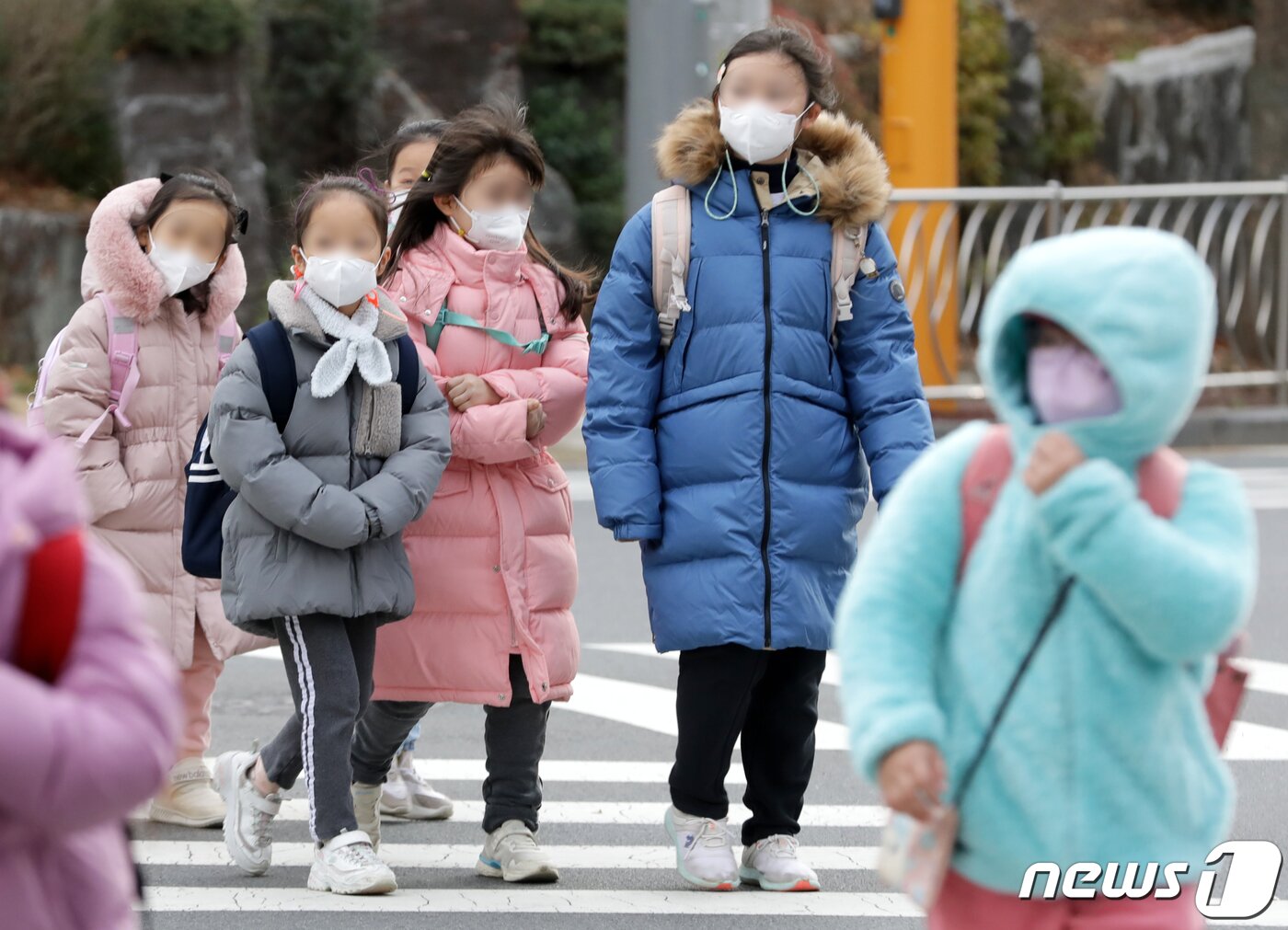 본문 이미지 - 울산지역에 한파경보가 발효 중인 30일 오전 울산 울주군 구영초등학교 인근에서 두꺼운 복장을 한 학생들이 등교하고 있다. 2022.11.30/뉴스1 ⓒ News1 윤일지 기자