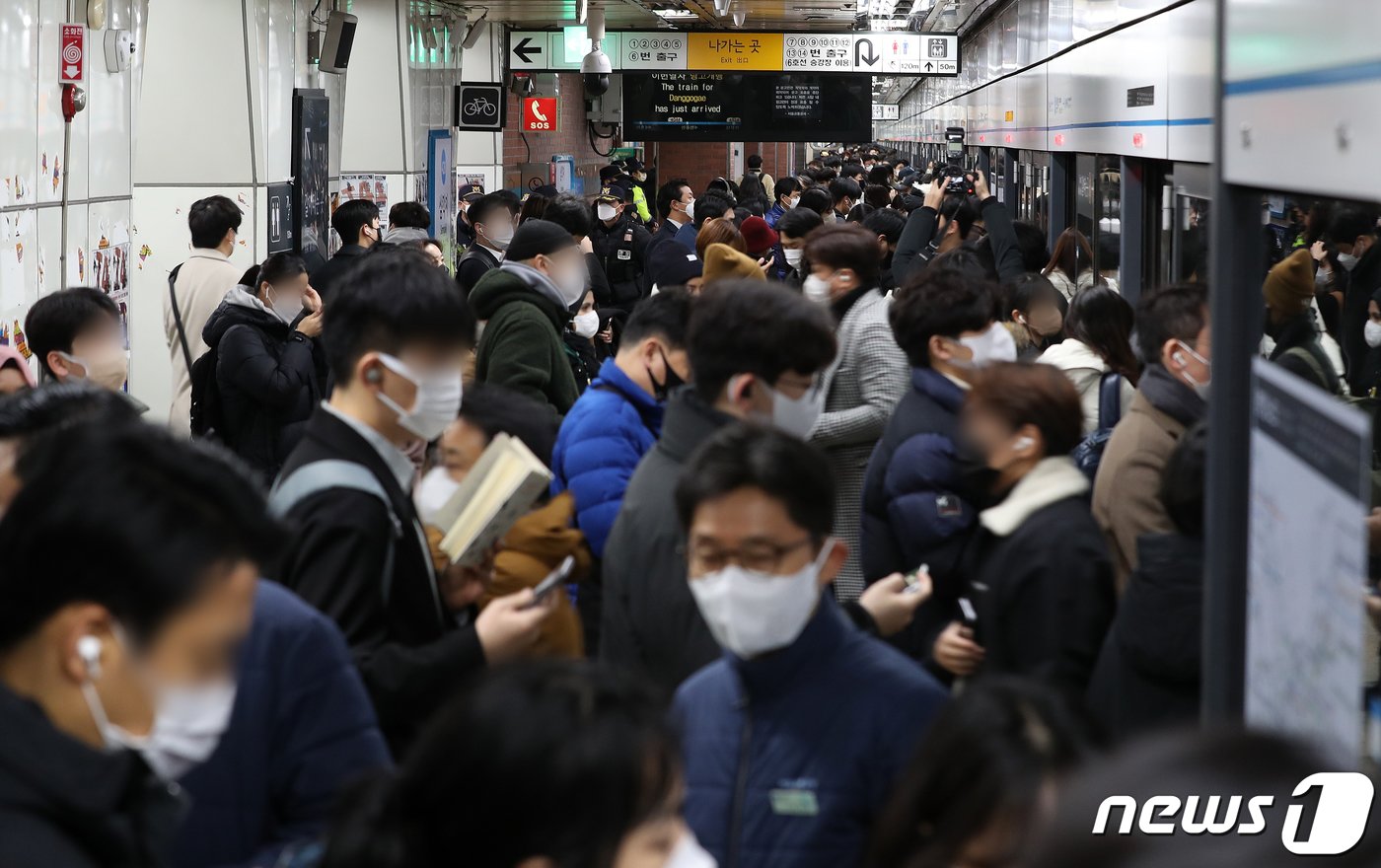 서울 지하철을 운영하는 서울교통공사 노조가 총파업에 돌입한 30일 오전 서울 6호선 삼각지역 승강장에서 시민들이 지하철을 이용하고 있다. 지하철 파업은 1∼8호선 기준으로, 지난 2016년 9월 이후 6년 만이다. 2022.11.30/뉴스1 ⓒ News1 김진환 기자