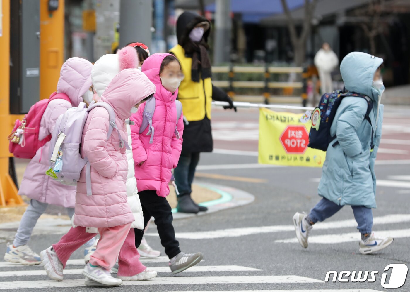 본문 이미지 - 울산지역에 한파경보가 발효 중인 30일 오전 울산 울주군 구영초등학교 인근에서 두꺼운 복장을 한 학생들이 등교하고 있다. 2022.11.30/뉴스1 ⓒ News1 윤일지 기자