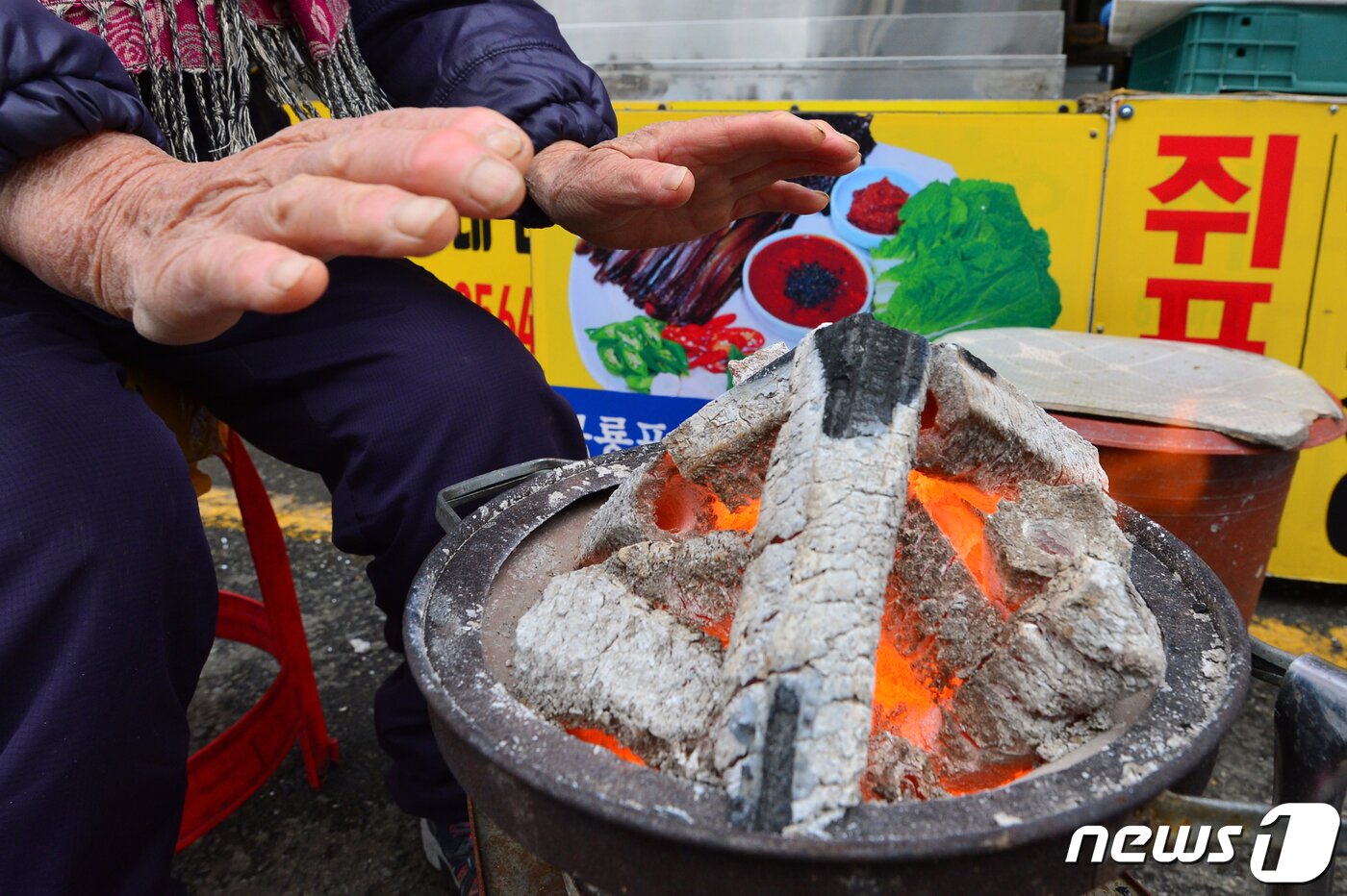 본문 이미지 - 전국에 한파경보가 발효된 30일 오전 경북 포항시 죽도어시장에서 상인들이 화로에 손을 녹이고 있다.2022.11.30/뉴스1 ⓒ News1 최창호 기자