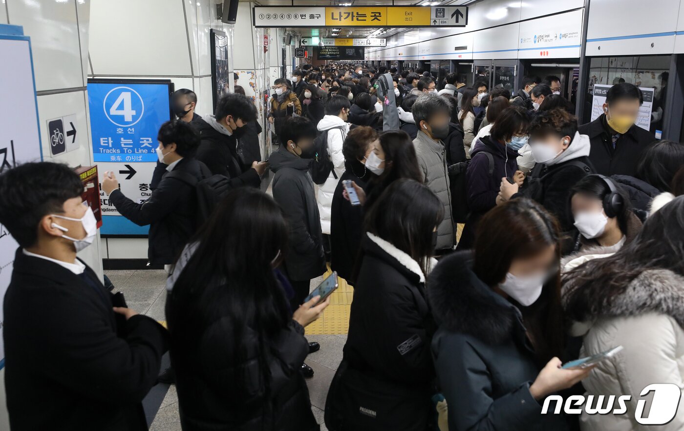 본문 이미지 - 서울 지하철을 운영하는 서울교통공사 노조가 총파업에 돌입한 30일 오전 서울 6호선 삼각지역 승강장에서 시민들이 지하철을 이용하고 있다. 지하철 파업은 1∼8호선 기준으로, 지난 2016년 9월 이후 6년 만이다. 2022.11.30/뉴스1 ⓒ News1 김진환 기자