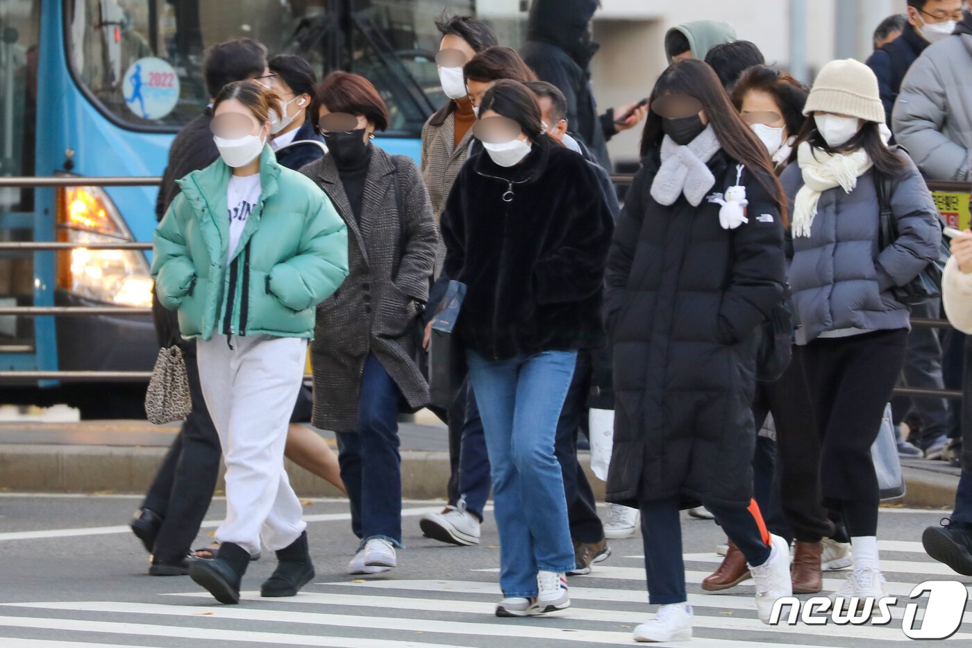 본문 이미지 - 한파경보가 발효 중인 30일 오전 부산 동래구 동래역에서 두터운 옷차림의 시민들이 출근을 서두르고 있다. 2022.11.30/뉴스1 ⓒ News1 김영훈 기자