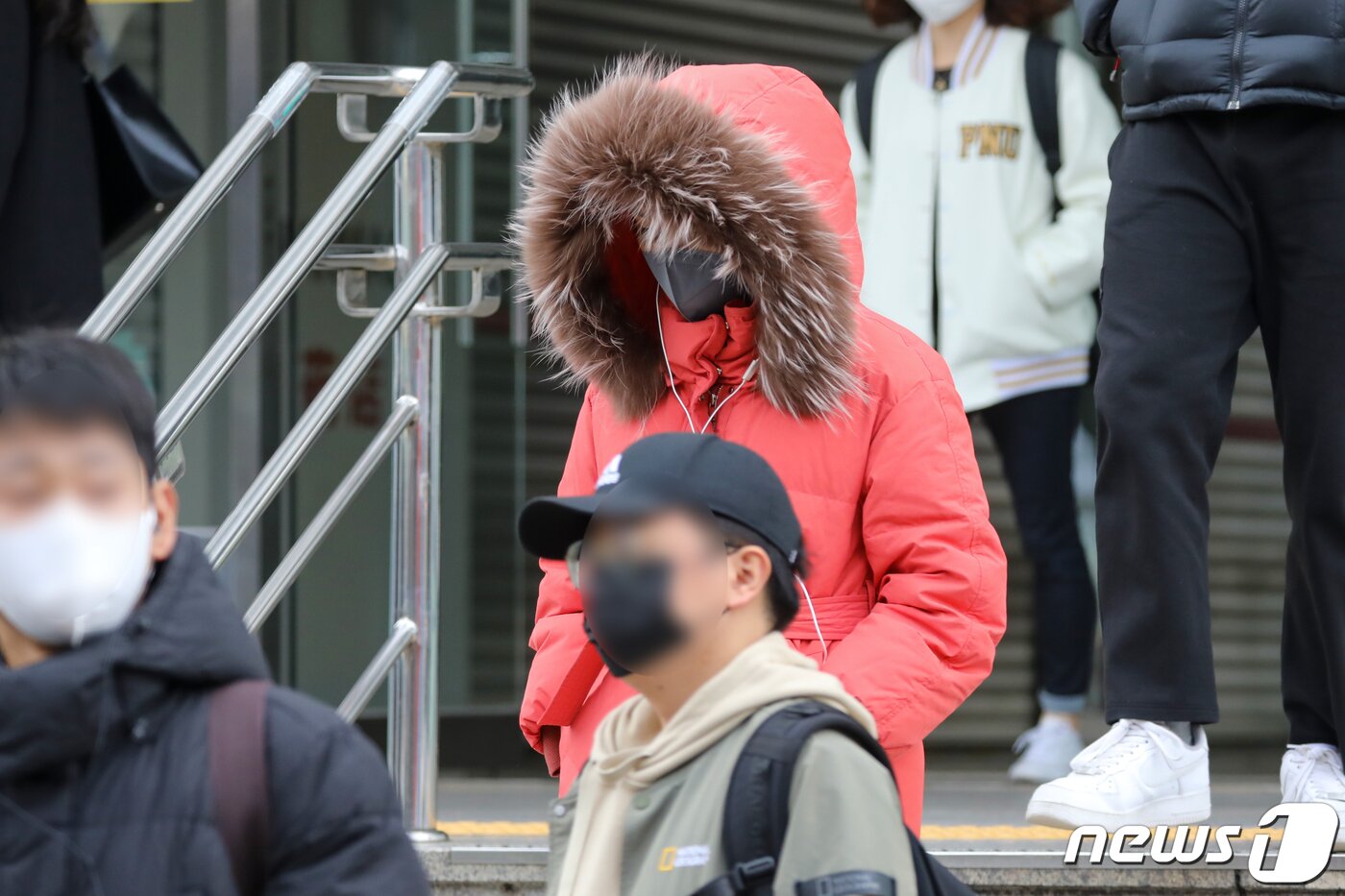 본문 이미지 - 한파경보가 발효 중인 30일 오전 부산 금정구 부산대역 부근에서 두터운 옷차림의 시민이 출근을 서두르고 있다. 2022.11.30/뉴스1 ⓒ News1 김영훈 기자