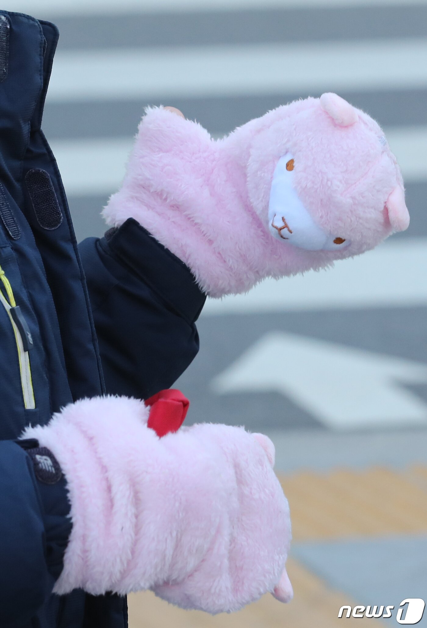본문 이미지 - 전국 대부분 지역의 아침기온이 영화권으로 접어들며 본격적인 '겨울 한파'가 시작된 30일 서울 종로구 광화문일대에서 한 어린이가 양 모양의 장갑을 끼고 있다. 2022.11.30/뉴스1 ⓒ News1 송원영 기자