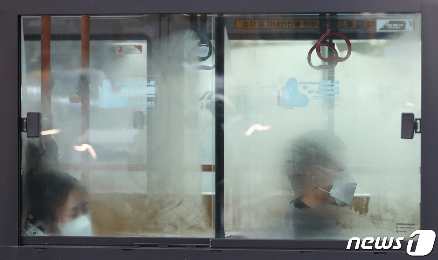 본문 이미지 - 전국 대부분 지역의 아침기온이 영화권으로 접어들며 본격적인 '겨울 한파'가 시작된 30일 서울 종로구 광화문일대를 지나는 버스 유리창에 성에가 끼어 있다. 2022.11.30/뉴스1 ⓒ News1 송원영 기자