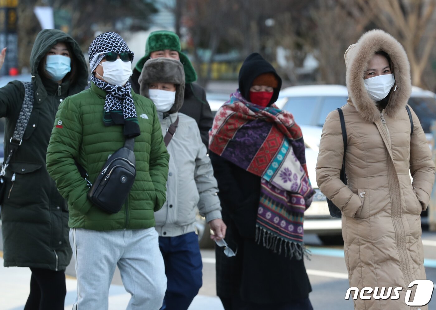 본문 이미지 - 전국 대부분 지역의 아침기온이 영화권으로 접어들며 본격적인 '겨울 한파'가 시작된 30일 서울 종로구 광화문일대에서 관광객들이 두꺼운 옷을 입고 걸음을 재촉하고 있다. 2022.11.30/뉴스1 ⓒ News1 송원영 기자