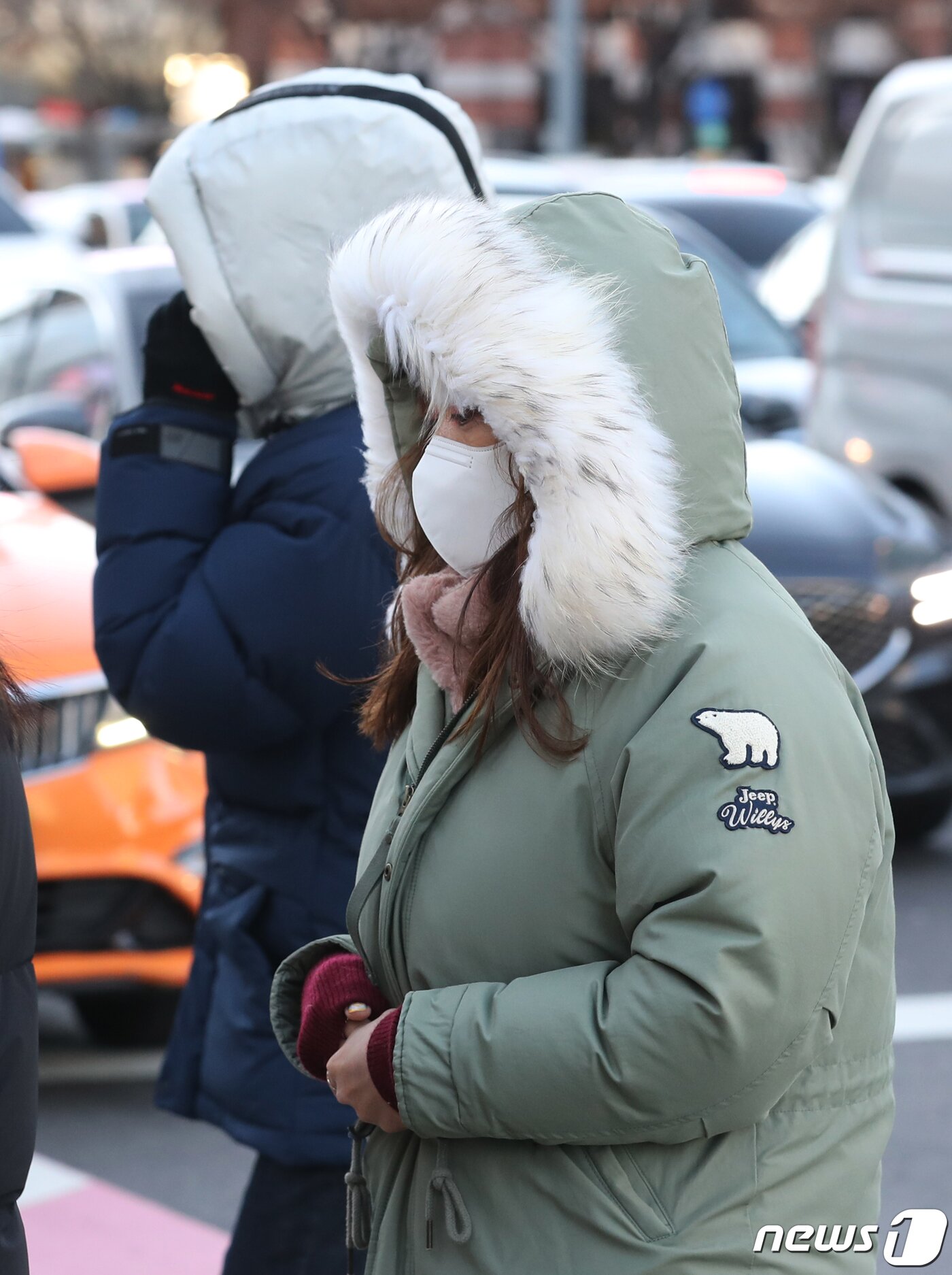 본문 이미지 - 전국 대부분 지역의 아침기온이 영화권으로 접어들며 본격적인 '겨울 한파'가 시작된 30일 서울 종로구 광화문일대에서 두꺼운 옷을 입은 시민들이 출근길을 서두르고 있다. 2022.11.30/뉴스1 ⓒ News1 송원영 기자
