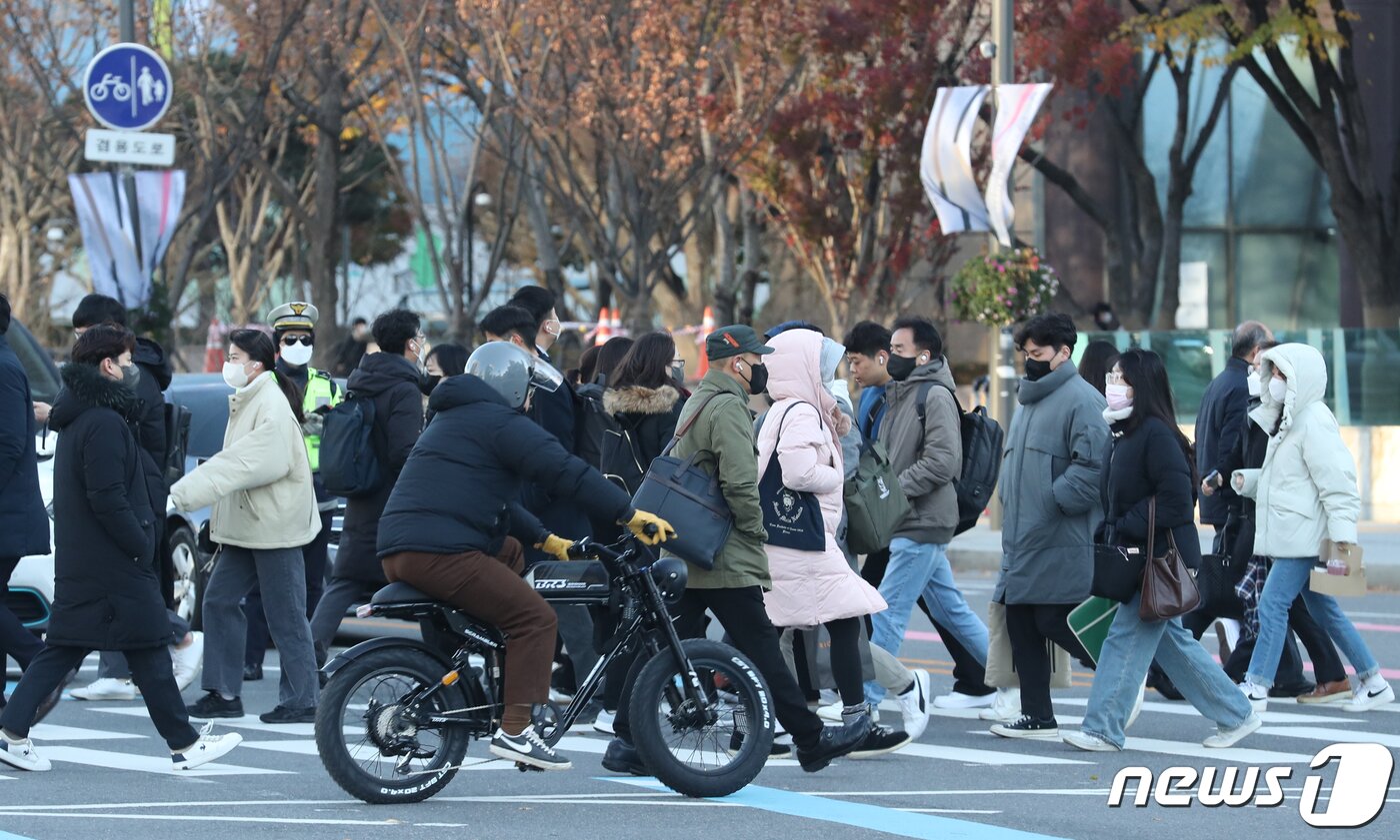 본문 이미지 - 전국 대부분 지역의 아침기온이 영화권으로 접어들며 본격적인 '겨울 한파'가 시작된 30일 서울 종로구 광화문일대에서 두꺼운 옷을 입은 시민들이 출근길을 서두르고 있다. 2022.11.30/뉴스1 ⓒ News1 송원영 기자