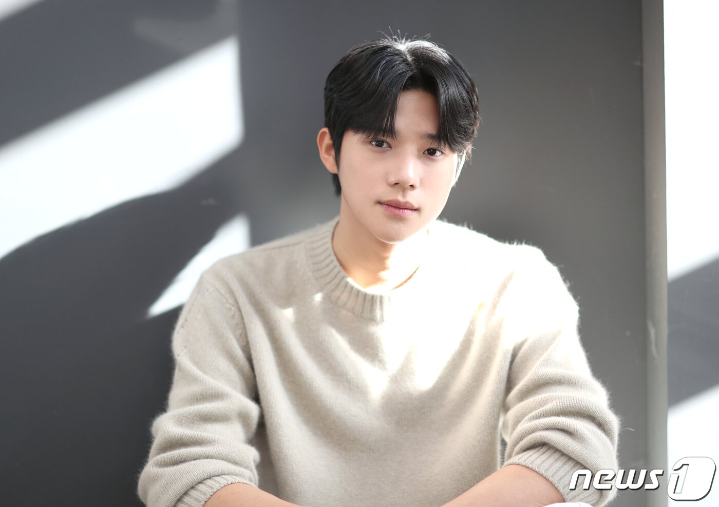 본문 이미지 - '슈룹'에서 성남대군 역을 연기한 배우 문상민이 서울 종로구 뉴스1 사옥에서 열린 인터뷰에 앞서 포즈를 취하고 있다. /뉴스1 ⓒ News1 권현진 기자