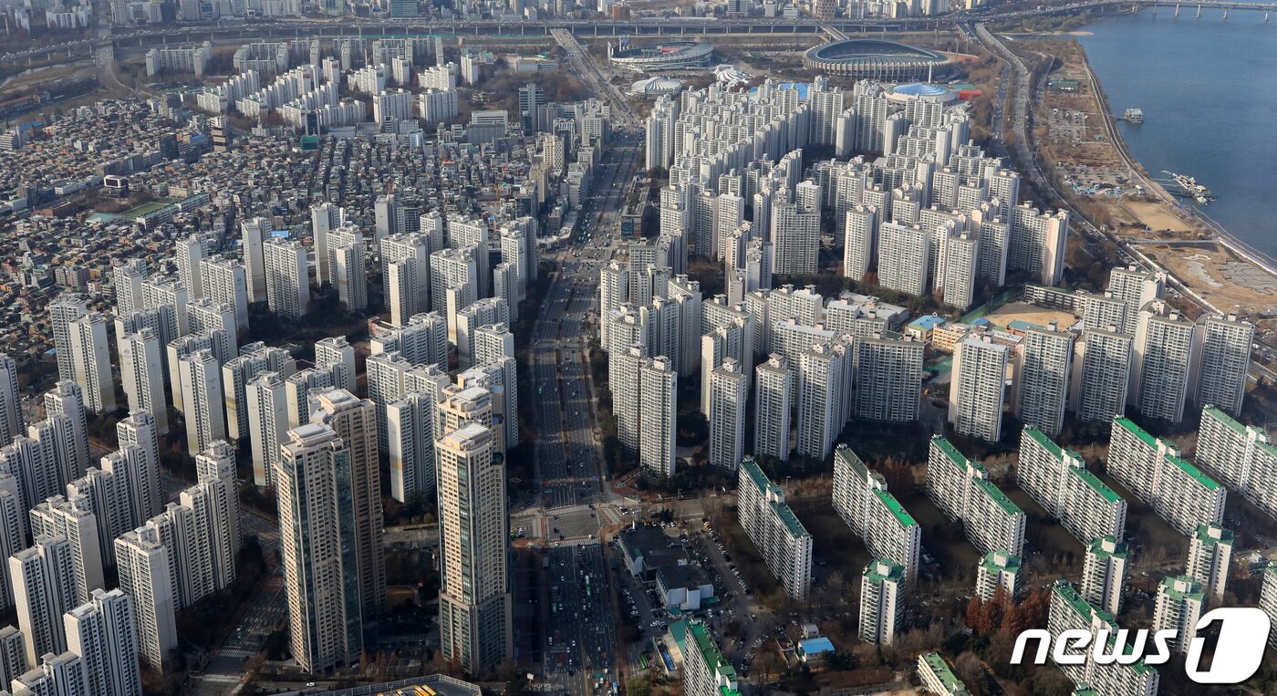 본문 이미지 - 서울 송파구 롯데월드타워 서울스카이에서 바라본 이 일대 아파트 단지의 모습. 2022.11.30/뉴스1 ⓒ News1 구윤성 기자