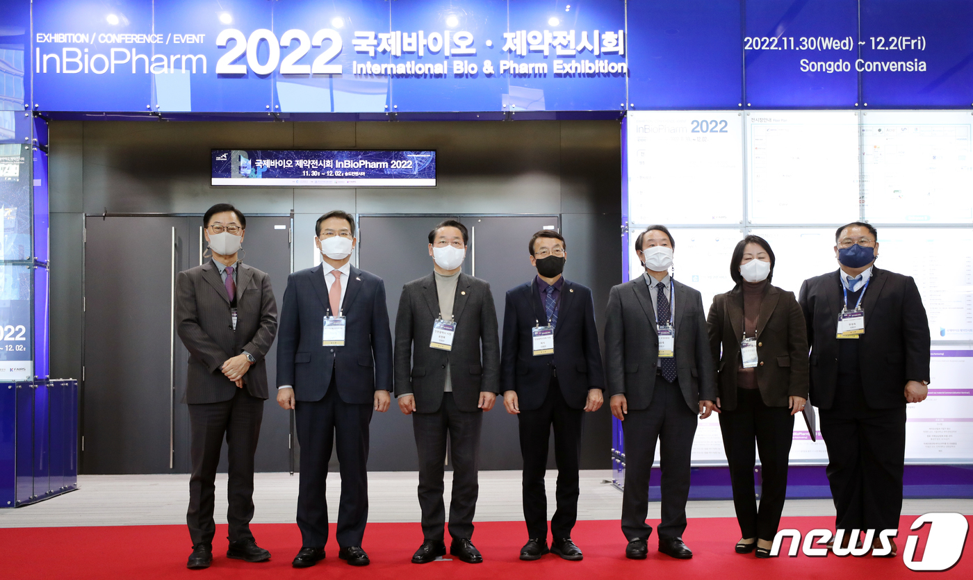 (인천=뉴스1) 정진욱 기자 = 유정복 인천시장(왼쪽 세 번째)과 허식 인천시의장(왼쪽 네 번째)이 30일 인천시 연수구 송도컨벤시아에서 열린 '2022 바이오·제약 인천 글로벌 …