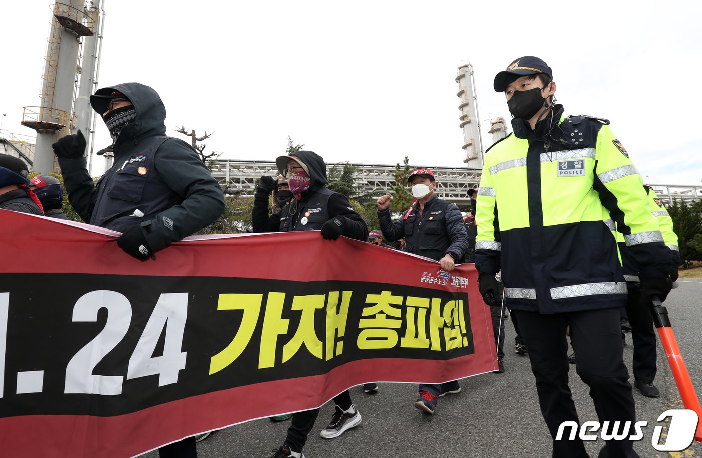 민주노총 공공운수노조 화물연대본부의 집단운송거부&#40;총파업&#41; 행동이 7일째 이어진 30일 오후 울산 남구 석유화학단지에서 조합원들이 거리행진을 하고 있다. 2022.11.30/뉴스1 ⓒ News1 윤일지 기자