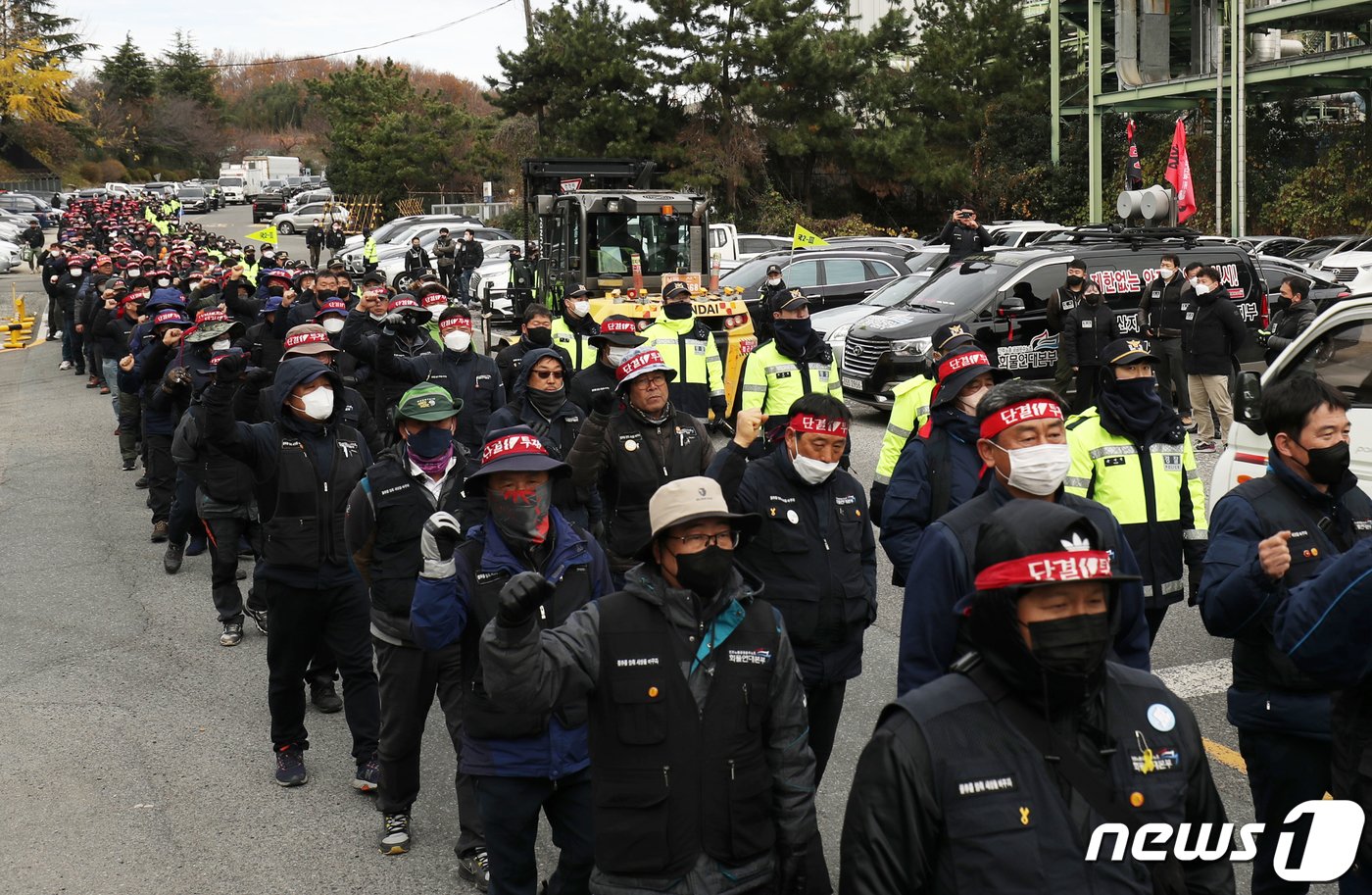 민주노총 공공운수노조 화물연대본부의 집단운송거부&#40;총파업&#41; 행동이 7일째 이어진 30일 오후 울산 남구 석유화학단지에서 조합원들이 거리행진을 하고 있다. 2022.11.30/뉴스1 ⓒ News1 윤일지 기자