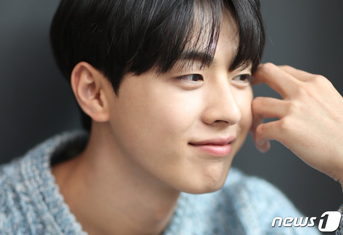 본문 이미지 - 드라마 '치얼업' 배우 김현진이 서울 종로구 뉴스1사옥에서 열린 뉴스1과의 인터뷰에 앞서 포즈를 취하고 있다. /뉴스1 ⓒ News1 권현진 기자