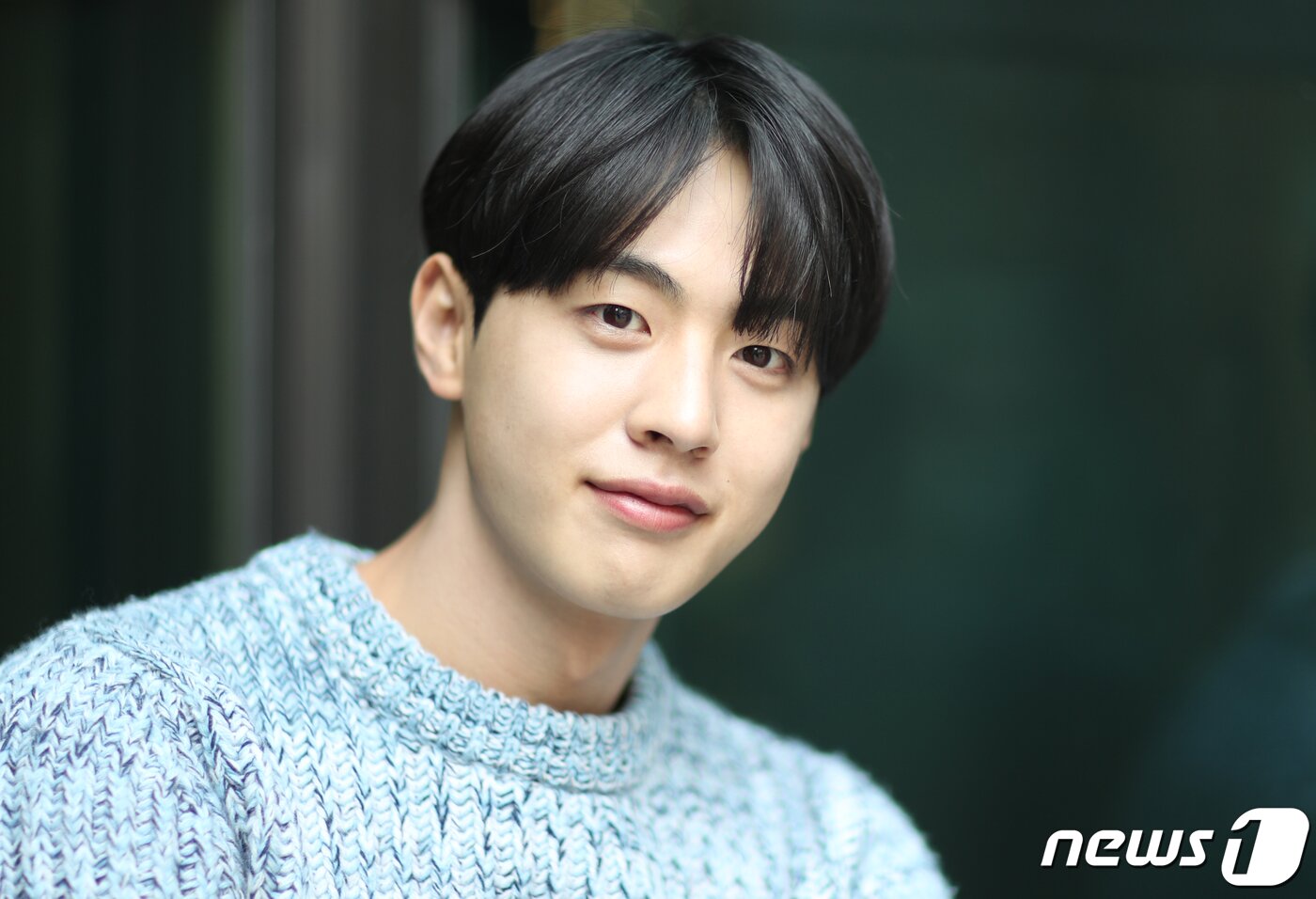 본문 이미지 - 드라마 '치얼업' 배우 김현진이 서울 종로구 뉴스1사옥에서 열린 뉴스1과의 인터뷰에 앞서 포즈를 취하고 있다. /뉴스1 ⓒ News1 권현진 기자