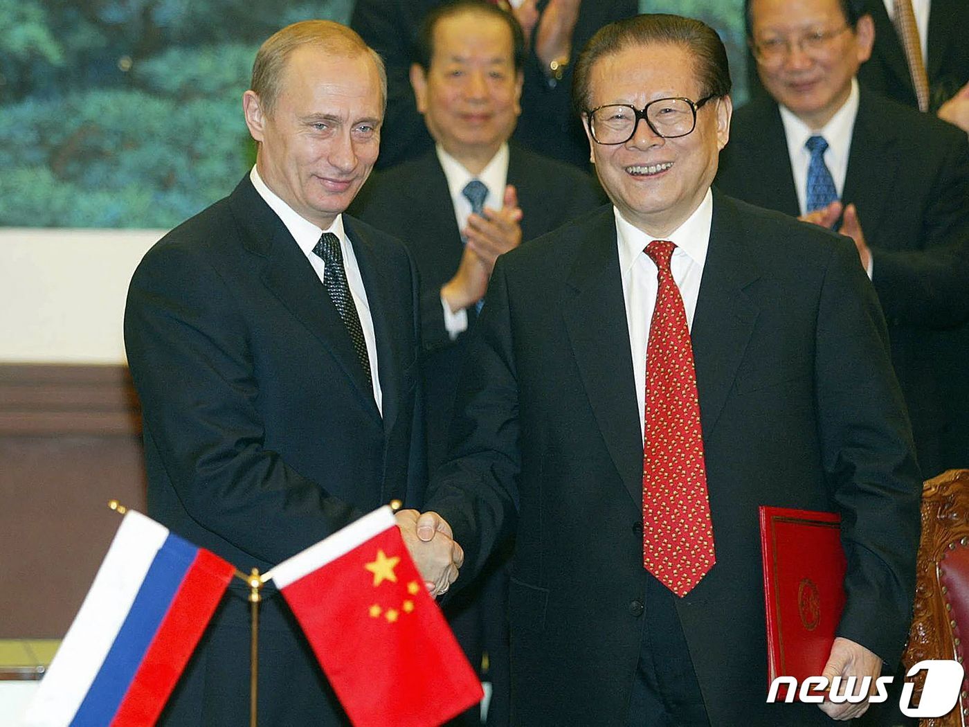 본문 이미지 - 2002년 12월2일 장쩌민 중국 국가주석(오른쪽)이 베이징 인민대회당에서 블라디미르 푸틴 러시아 대통령과 악수하고 있다. ⓒ AFP=뉴스1 ⓒ News1 김민수 기자