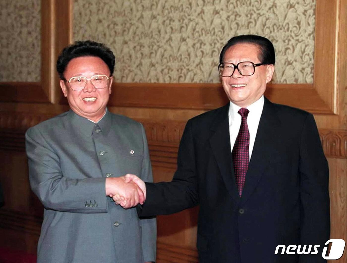 본문 이미지 - 지난 2000년 6월 1일 장쩌민 중국 국가주석(오른쪽)과 김정일 북한 국방위원장이 베이징에서 정상회담을 앞두고 악수하고 있다. ⓒ AFP=뉴스1 ⓒ News1 신기림 기자