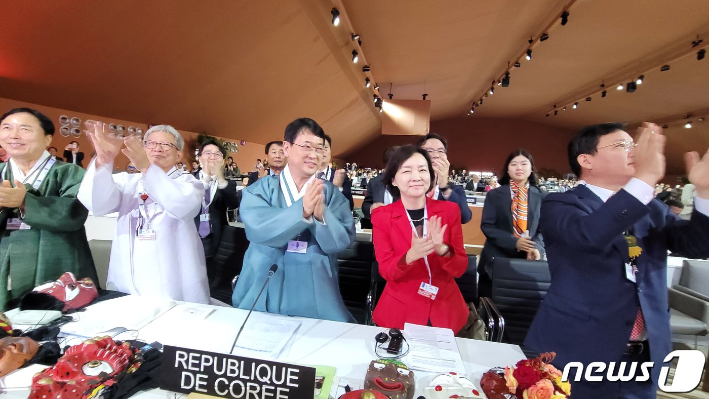 본문 이미지 - 30일(현지시각) 모로코 라바타에서 열린 제17차 유네스코 무형유산보호협약 정부간위원회에서 ‘한국의 탈춤’이 유네스코 인류무형문화유산으로 등재되자 최응천 문화재청장(가운데)과 박상미 주(駐)유네스코 대표부 대사(오른쪽 두 번째) 등 정부 대표단이 관계자들과 기뻐하고 있다. ‘한국의 탈춤’은 춤과 노래, 연극을 아우르는 종합예술로, 사회 비판과 평등의 가치를 인정받아 한국의 22번째 유네스코 인류무형문화유산으로 이름을 올리게 되었다. (문화재청 제공) 2022.11.30/뉴스1 ⓒ News1 임세영 기자